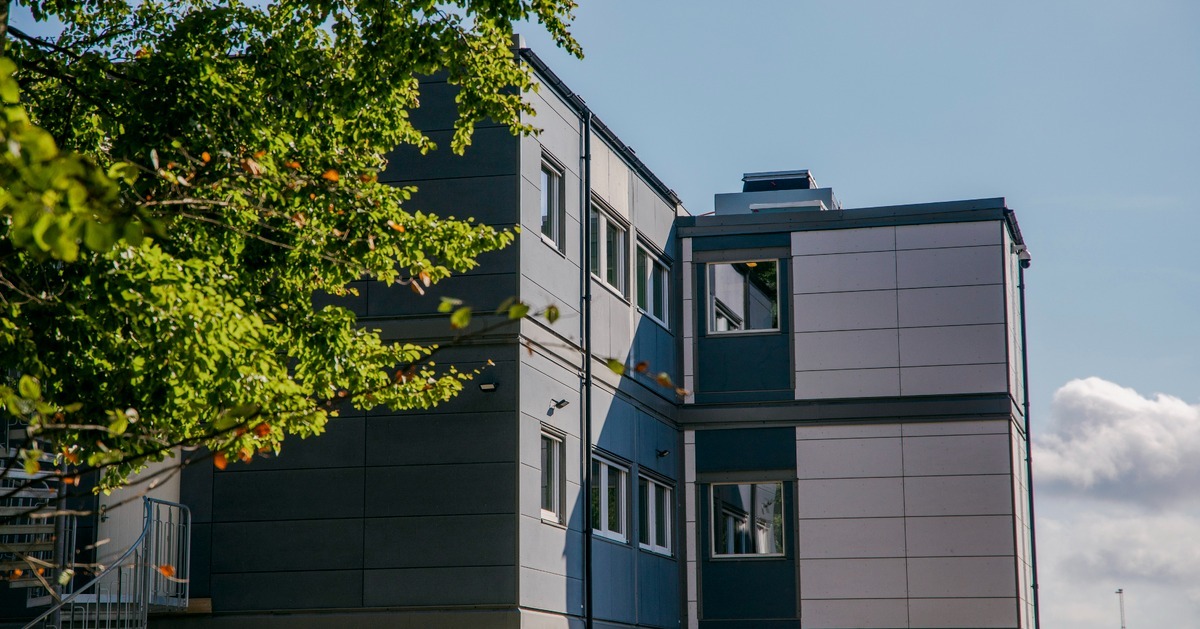 <span id="hs_cos_wrapper_name" class="hs_cos_wrapper hs_cos_wrapper_meta_field hs_cos_wrapper_type_text" style="" data-hs-cos-general-type="meta_field" data-hs-cos-type="text" >Flexibla modulkontor ger arbetsro mitt i NKT:s miljardbygge</span>